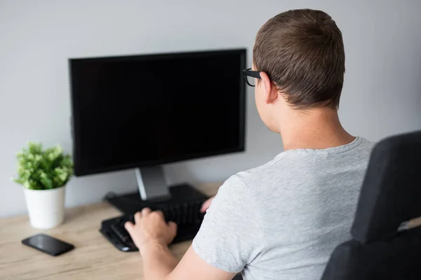 Rückansicht Eines Jungen Mannes Der Computer Mit Leerem Bildschirm Hause — Stockfoto