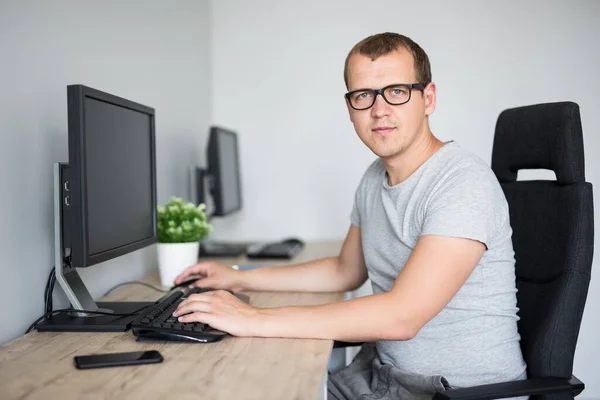 Retrato Joven Hombre Guapo Utilizando Computadora Oficina Moderna —  Fotos de Stock