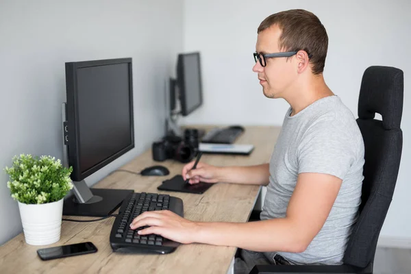 Porträt Eines Jungen Gut Aussehenden Männlichen Fotografen Der Modernen Büro — Stockfoto