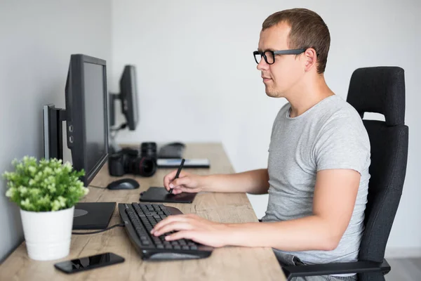 Porträt Eines Jungen Gut Aussehenden Männlichen Fotografen Und Retuschierers Der — Stockfoto