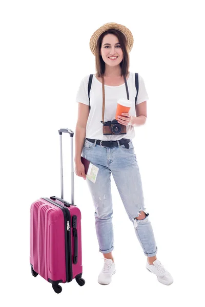 白い背景に隔離されたスーツケース カメラ パスポート 地図とコーヒーカップを持つ若い女性観光客の完全な長さの肖像画 — ストック写真
