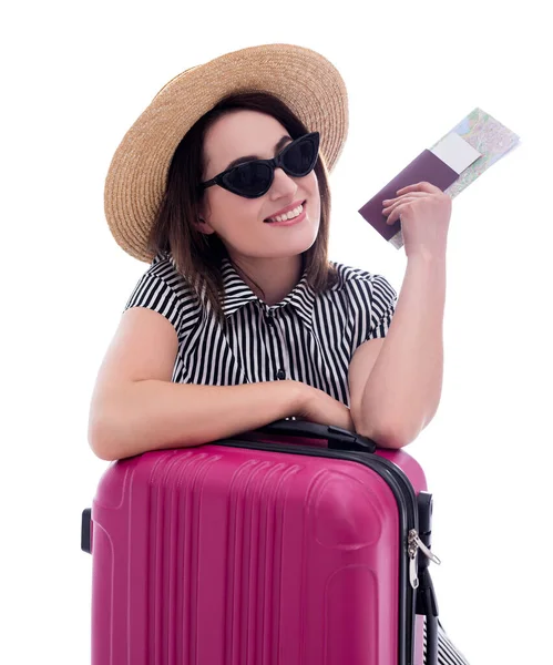 白い背景に隔離されたスーツケース パスポート 都市地図を持つストロー帽子とサングラスで若い美しい女性観光客の肖像画 — ストック写真
