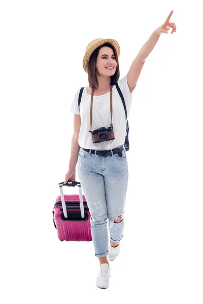 スーツケースを持った女性観光客が白い背景に隔離されたものを指差して — ストック写真
