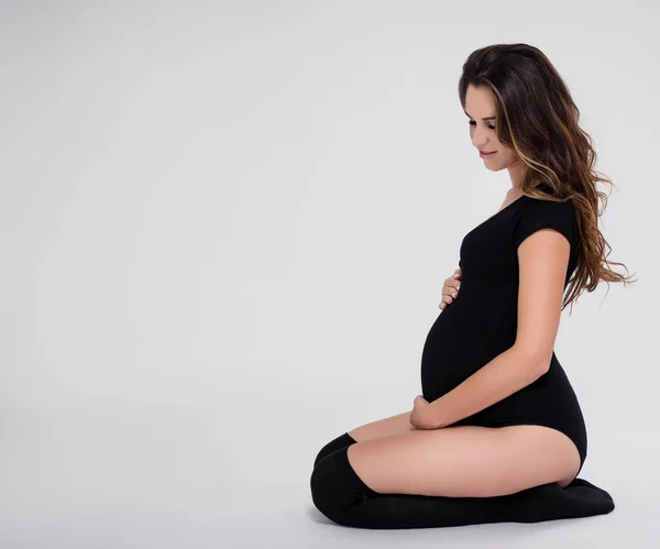 Retrato Joven Hermosa Mujer Embarazada Sentada Sobre Fondo Gris Con —  Fotos de Stock