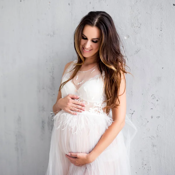 Retrato Mujer Embarazada Hermosa Vestido Encaje Blanco Posando Sobre Fondo — Foto de Stock