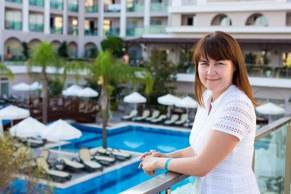 Jonge Mooie Vrouw Witte Jurk Poseren Balkon Van Modern Hotel — Stockfoto
