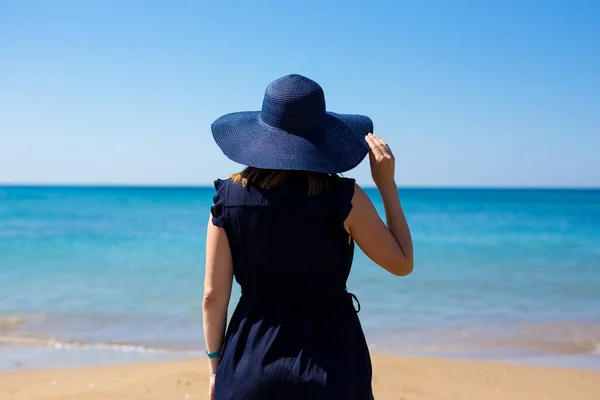 Vacaciones Verano Concepto Viaje Vista Trasera Mujer Vestido Sombrero Sobre — Foto de Stock