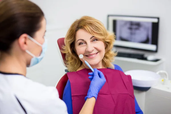 Portret Wesołej Dojrzałej Kobiety Gabinecie Dentystycznym Lekarzem — Zdjęcie stockowe