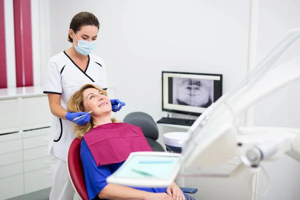 Młody Dentysta Szczęśliwą Dojrzałą Pacjentką Klinice Stomatologicznej — Zdjęcie stockowe
