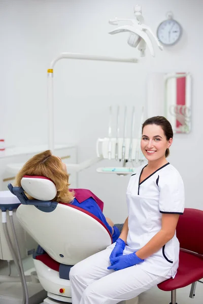 Portret Van Jonge Vrouwelijke Tandarts Met Patiënt Tandheelkundige Kliniek — Stockfoto
