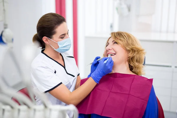 Dentiste Femme Mûre Patiente Dans Cabinet Dentiste Moderne — Photo