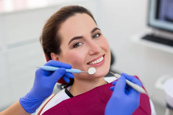 Portret Van Vrolijke Jonge Vrouw Patiënt Moderne Tandheelkundige Kliniek — Stockfoto