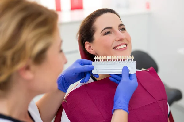 Стоматолог Перевіряє Рівень Відбілювання Зубів Молодої Красивої Жінки — стокове фото