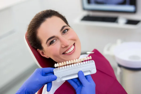 Tanden Bleken Jonge Glimlachende Vrouw Selectie Van Tand Kleur Bij — Stockfoto