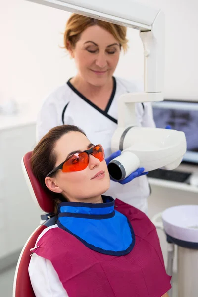 Tandarts Het Nemen Van Röntgenfoto Van Jonge Vrouw Patiënt Tandheelkundige — Stockfoto