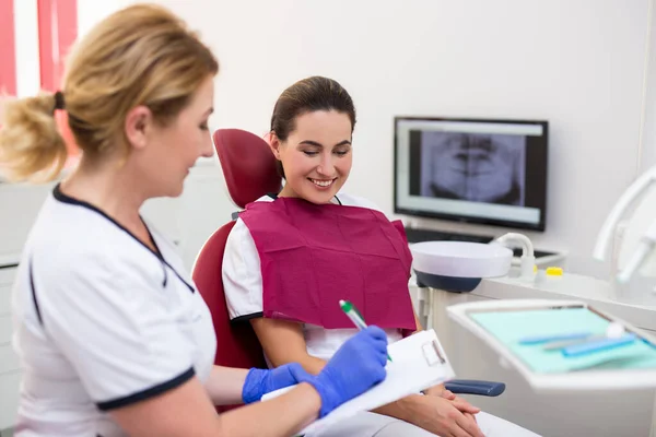 Tandarts Gesprek Met Patiënt Voor Behandeling Een Moderne Kliniek — Stockfoto