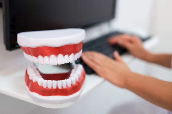Primer Plano Las Mandíbulas Artificiales Dentista Utilizando Computadora Clínica Dental —  Fotos de Stock