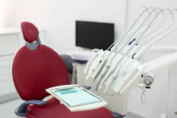 Primer Plano Las Herramientas Del Dentista Consultorio Dental Moderno —  Fotos de Stock