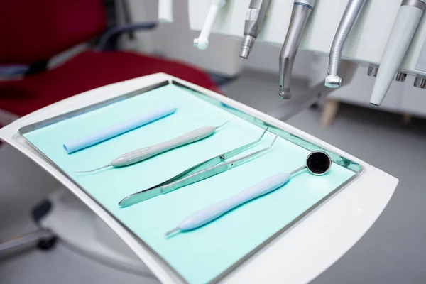 Primer Plano Las Herramientas Del Dentista Clínica Dental Moderna —  Fotos de Stock