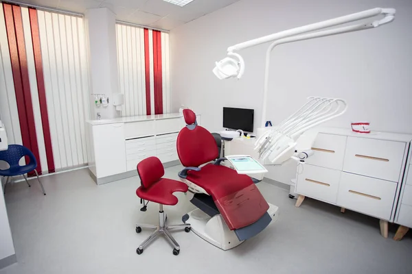 Wnętrze Jasnego Gabinetu Dentystycznego Nowoczesnym Sprzętem Stomatologicznym — Zdjęcie stockowe