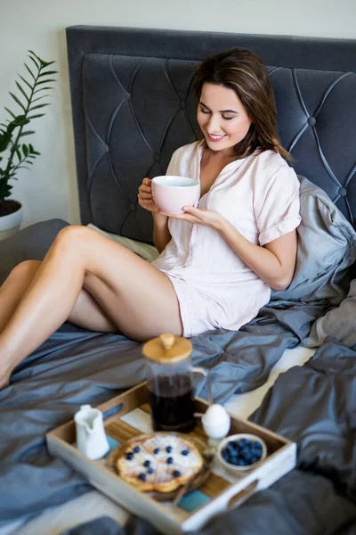 Desayuno Cama Retrato Joven Hermosa Mujer Sexy Pijama Beber Café —  Fotos de Stock