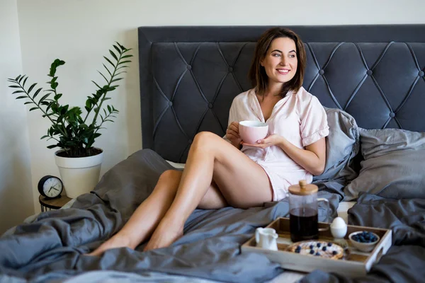 Dzień Dobry Koncepcja Portret Pięknej Seksownej Kobiety Piżamie Pijącej Kawę — Zdjęcie stockowe