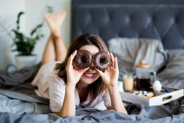 Concepto Mañana Desayuno Mujer Joven Feliz Pijama Divirtiéndose Dormitorio Cubriéndose —  Fotos de Stock