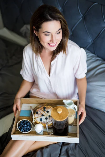 Morgon Och Frukost Koncept Lycklig Kvinna Pyjamas Sitter Sängen Och — Stockfoto