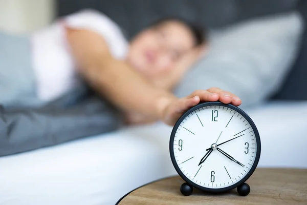 Ochtend Concept Jonge Slaperige Vrouw Uitschakelen Wekker Slaapkamer — Stockfoto