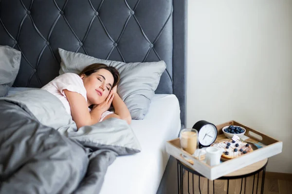 Buen Concepto Del Día Desayuno Cama Joven Mujer Dormida Bandeja — Foto de Stock