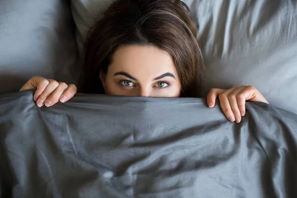 Jovem Bela Mulher Deitada Cama Cobrindo Seu Rosto Com Cobertor — Fotografia de Stock