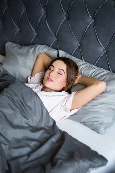 Portret Van Jonge Mooie Vrouw Slapen Haar Bed — Stockfoto