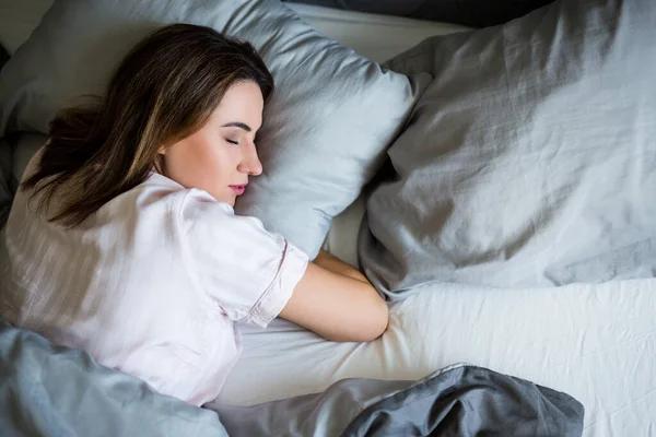 Conceito Boa Noite Manhã Retrato Mulher Bonita Dormindo Sua Cama — Fotografia de Stock