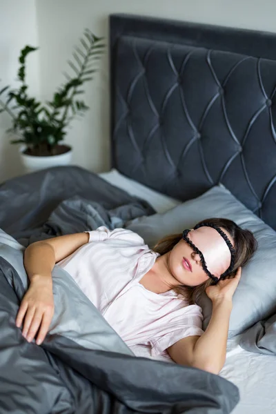 Goede Nacht Ochtend Concept Mooie Vrouw Slapen Met Masker Haar — Stockfoto