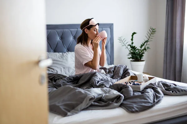 Concepto Relajación Retrato Feliz Joven Hermosa Mujer Pijama Sentado Cama — Foto de Stock