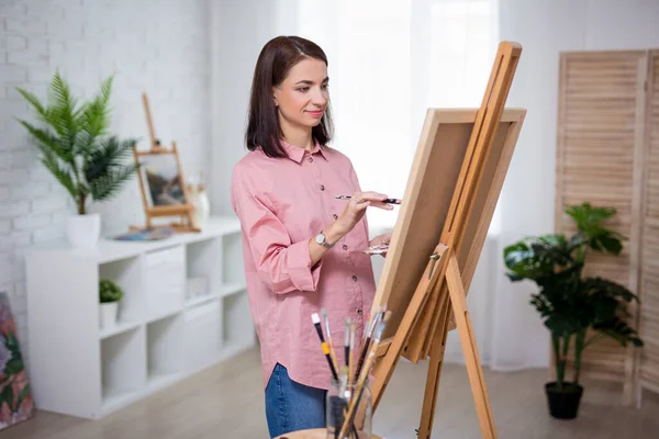 Jovem Bela Mulher Artista Pintura Casa Estúdio — Fotografia de Stock