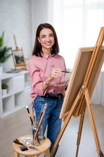 Portrait Happy Young Beautiful Woman Artist Painting Home Studio — Stock Photo, Image