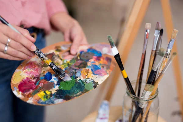 Primer Plano Las Manos Femeninas Sosteniendo Pincel Paleta Con Pinturas —  Fotos de Stock