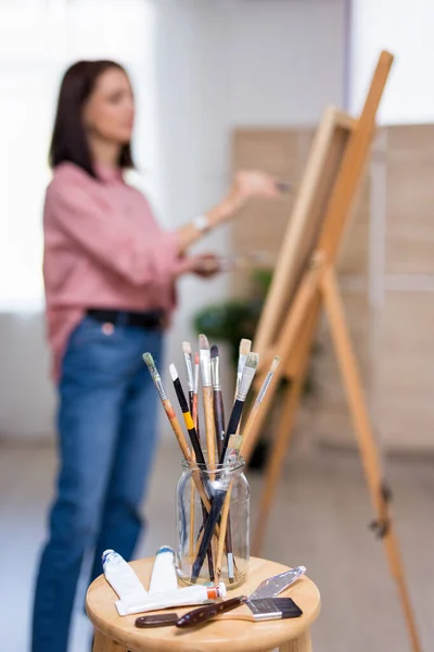 Conceito Arte Criatividade Pintura Jovem Artista Feminina Casa Estúdio — Fotografia de Stock