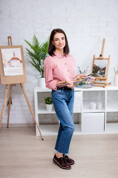 Full Length Portrait Young Woman Artist Posing Palette Paint Brush — Stock Photo, Image