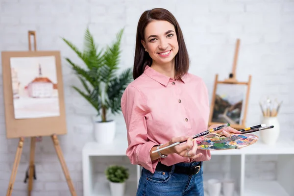 Portrait Young Woman Artist Posing Palette Paint Brush Home Studio — Stock Photo, Image