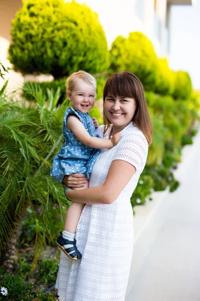 Portret Van Mooie Jonge Moeder Met Schattig Gelukkig Dochtertje — Stockfoto