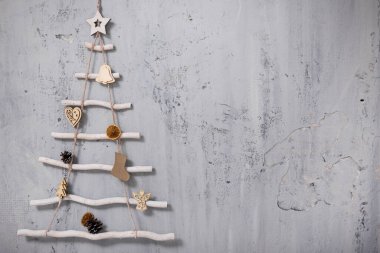 Dekoratif Noel ağacı ve gri beton arkaplan üzerine kopyalama alanı