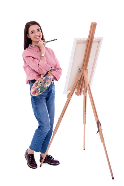 年轻美丽女艺术家的全长肖像 调色板和漆刷画 独立于白色背景 — 图库照片