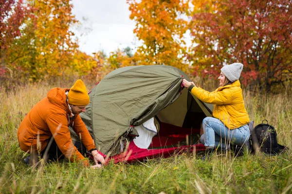 Feliz Joven Pareja Excursionistas Establece Tienda Verde Bosque Otoño — Foto de Stock