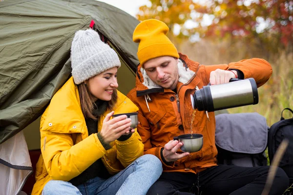 Viaje Trekking Senderismo Concepto Feliz Pareja Sentada Cerca Tienda Verde — Foto de Stock