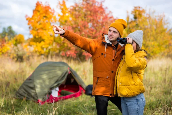 Concepto Viaje Trekking Senderismo Retrato Par Excursionistas Con Prismáticos Posando — Foto de Stock