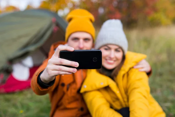 Viagem Amor Conceito Outono Casal Feliz Amor Tirar Foto Selfie — Fotografia de Stock