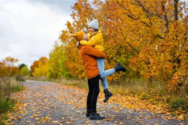 秋の森や公園を歩く可愛い夫婦の肖像画 — ストック写真