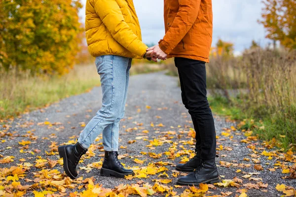 Herbst Und Liebeskonzept Nahaufnahme Eines Verliebten Jungen Paares Das Herbstpark — Stockfoto